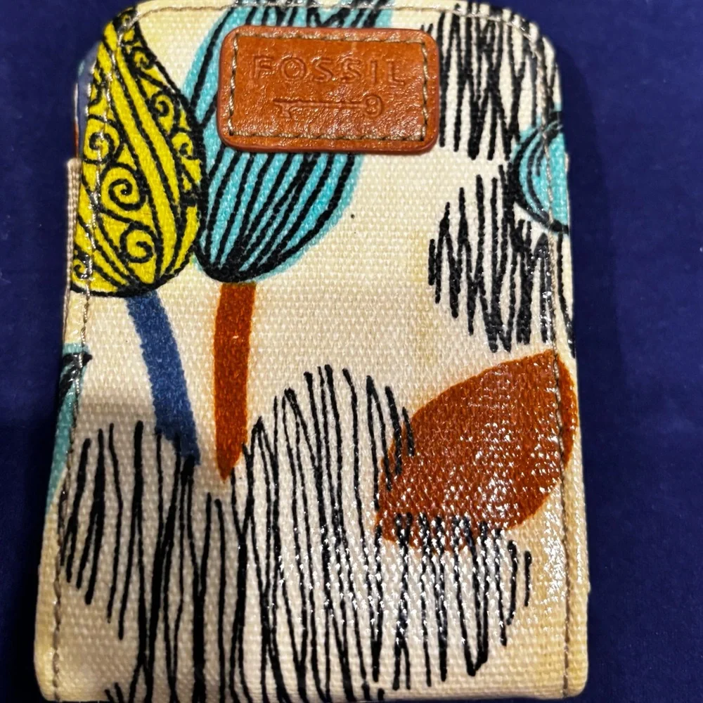 Fossil Key-Per Collection Tote Bag + Cell Phone Case – Retro Floral Print - Picture 4 of 5